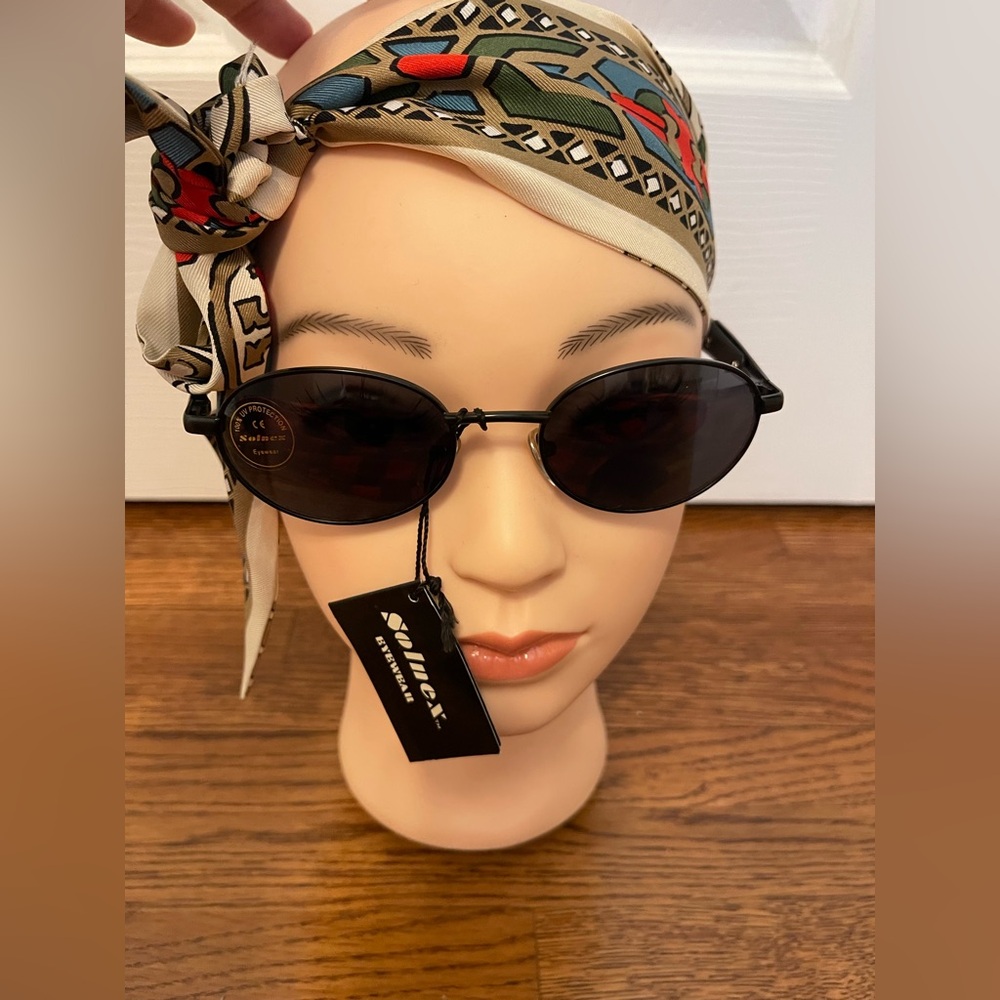 Solnex Black Oval Sunglasses with Dark Lenses